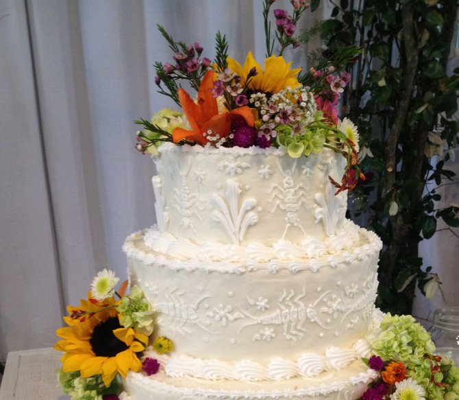 An unexpected detail—such as icing insects—can make a traditional wedding cake unforgettable. 