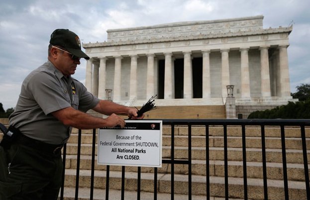 The National Park service's Richard Trott places a sign barring visitors to the Lincoln Memorial in Washington, October 1, 2013, because of the government shutdown.