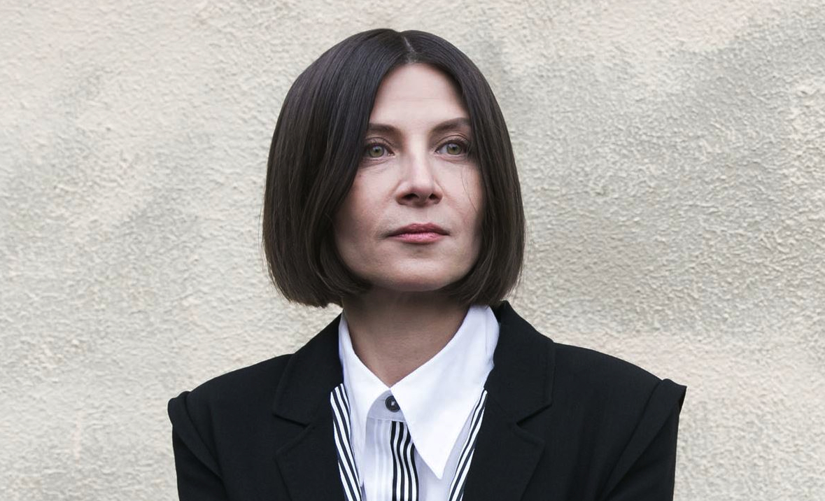 Donna tartt. James Tartt. Донна Тартт Пис. Донна Тартт в полный рост. Донна Тартт фото с собаками.