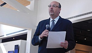 Attorney Pieter Teeuwissen discusses a citizens’ lawsuit against the City of Jackson over water billing at Refill Cafe’s Friday Forum on June 28. Photo by Josh Wright